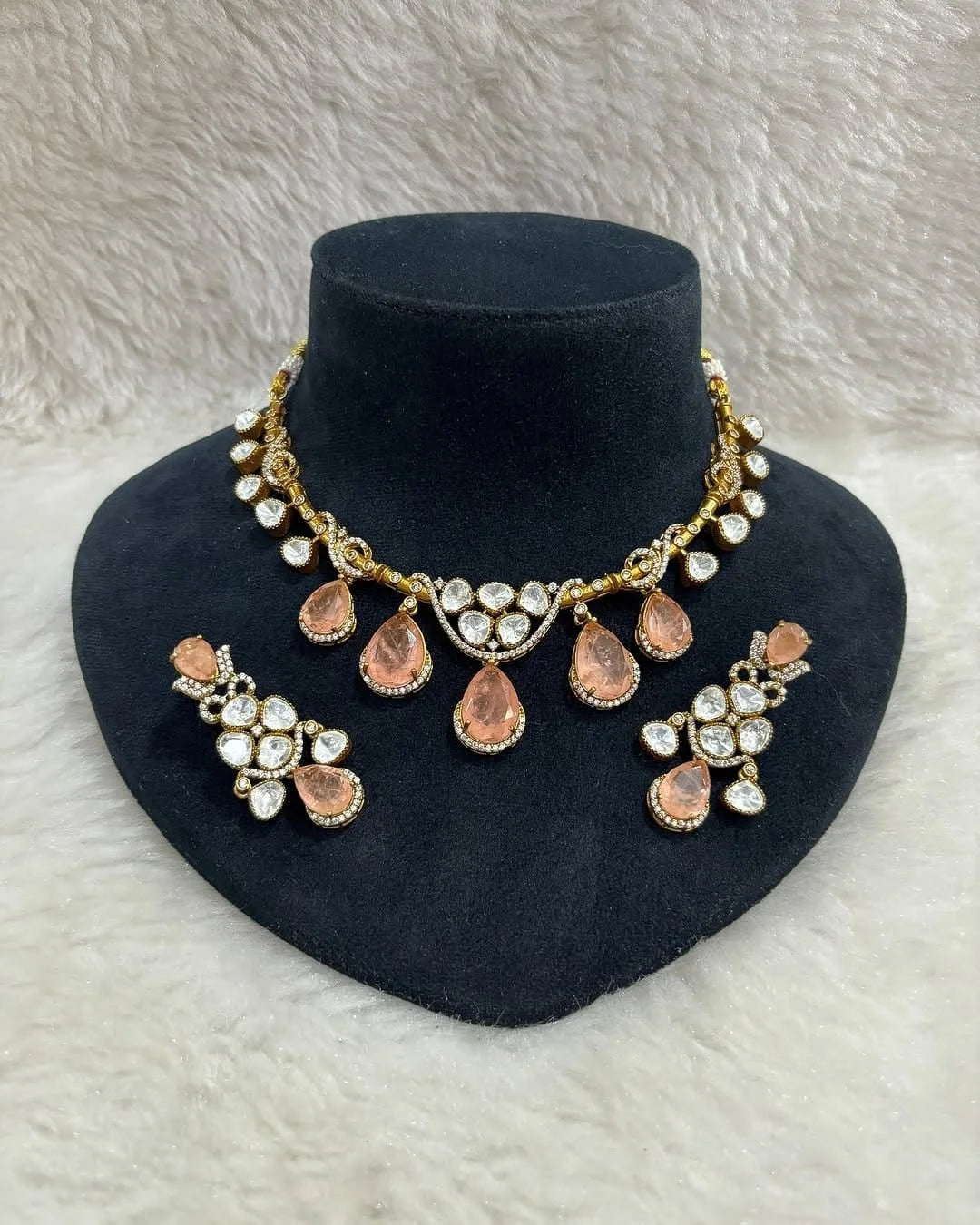 Aarohi Sabyasachi Polki Set – Luxury Moissanite Polki Necklace with Pearls